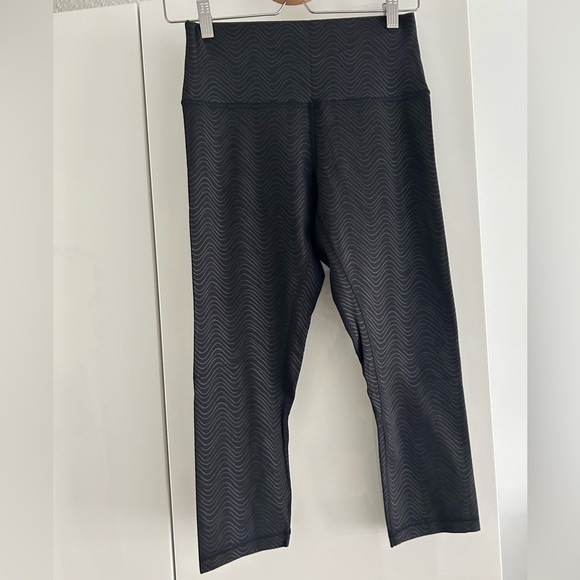 Lululemon black wave patters leggings size 8 - Picture 1 of 4